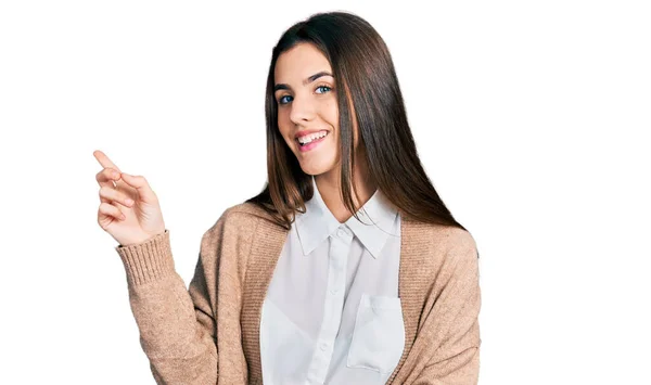 Joven Adolescente Morena Con Camisa Blanca Casual Chaqueta Sonriendo Feliz —  Fotos de Stock