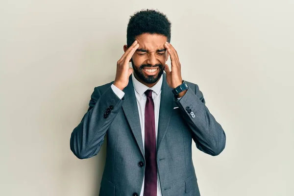 Homem Hispânico Bonito Com Barba Vestindo Terno Negócios Gravata Com — Fotografia de Stock