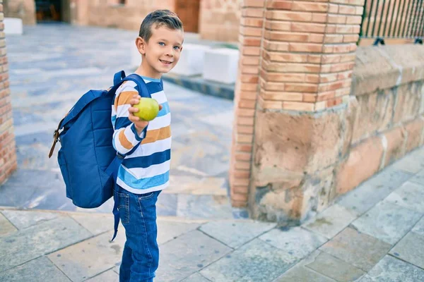 Schattige Blanke Student Jongen Glimlachend Gelukkig Houden Van Groene Appel — Stockfoto