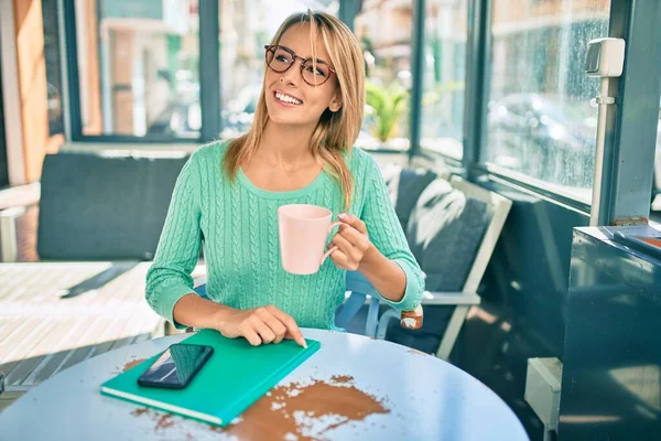 Joven Mujer Rubia Sonriendo Feliz Bebiendo Café Sentado Terraza — Foto de Stock