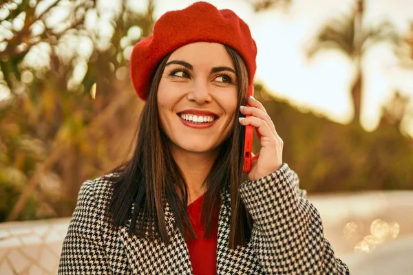Jovem Hispânica Sorrindo Feliz Falando Smartphone Parque — Fotografia de Stock
