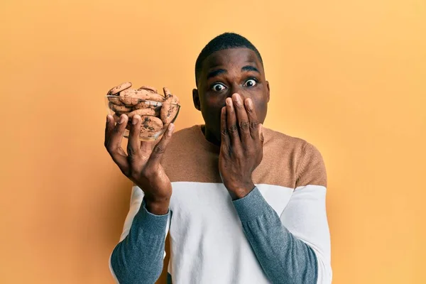 Jonge Afro Amerikaanse Man Die Een Kom Vasthoudt Met Chocoladekoekjes — Stockfoto