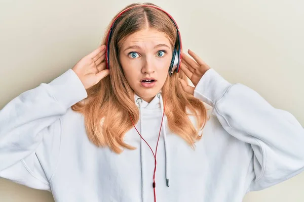 Vacker Ung Kaukasiska Flicka Lyssnar Musik Med Hörlurar Rädd Och — Stockfoto