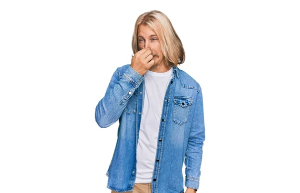 Vit Man Med Blont Långt Hår Avslappnad Jeansjacka Som Luktar — Stockfoto