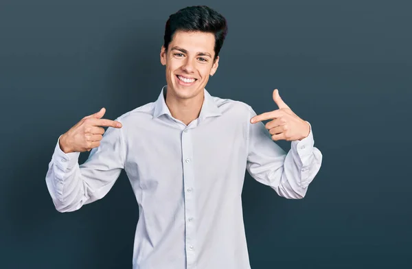 Νεαρός Ισπανός Επιχειρηματίας Που Φοράει Επαγγελματικά Ρούχα Και Δείχνει Σίγουρος — Φωτογραφία Αρχείου