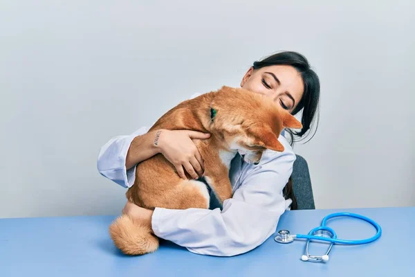 Veterinaria Mujer Vistiendo Uniforme Clínica Abrazando Perro Con Amor —  Fotos de Stock