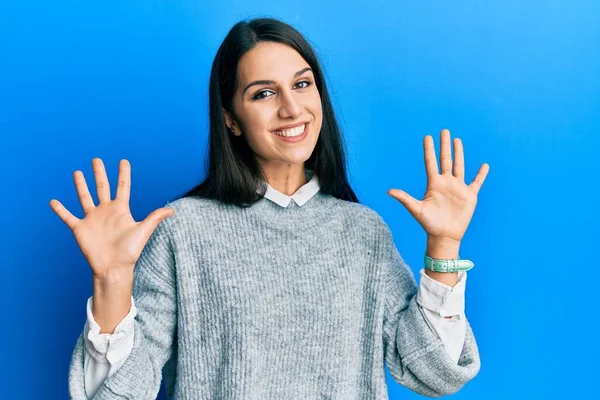 Mulher Hispânica Jovem Vestindo Roupas Casuais Mostrando Apontando Para Cima — Fotografia de Stock