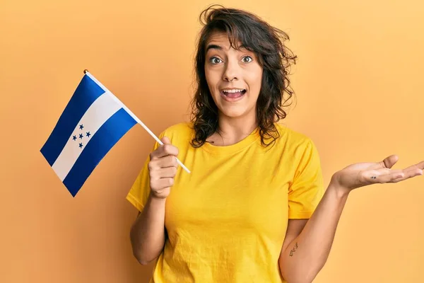 Jonge Spaanse Vrouw Houdt Honduras Vlag Vieren Prestatie Met Vrolijke — Stockfoto