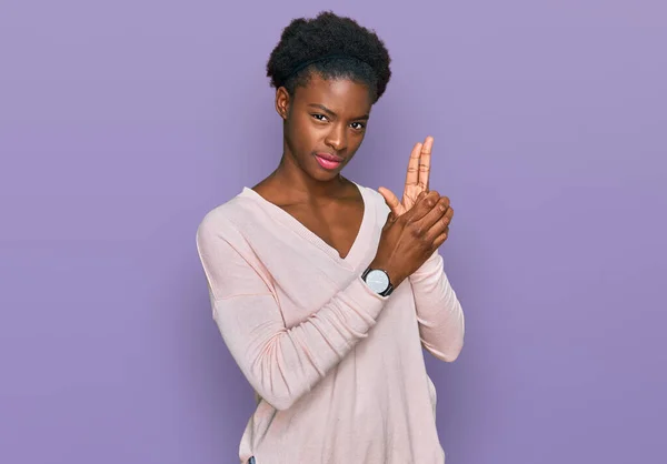Jong Afrikaans Amerikaans Meisje Casual Kleding Met Symbolisch Pistool Met — Stockfoto