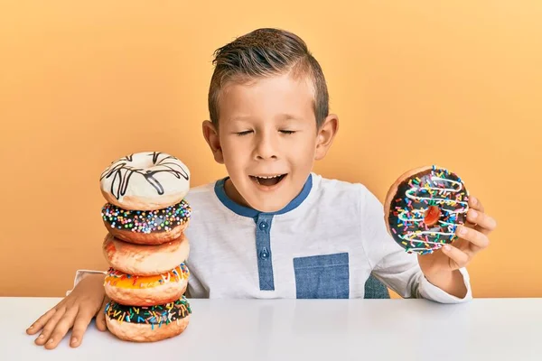Schattige Blanke Jongen Die Donuts Eet Als Ontbijt Lachend Hard — Stockfoto