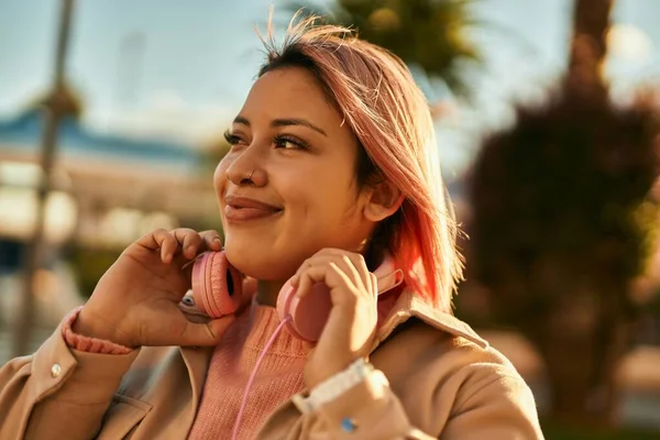 Jong Hispanic Meisje Glimlachen Gelukkig Met Behulp Van Koptelefoon Stad — Stockfoto