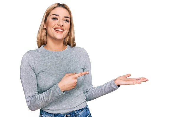 Mujer Joven Caucásica Vistiendo Ropa Casual Sorprendida Sonriendo Cámara Mientras — Foto de Stock