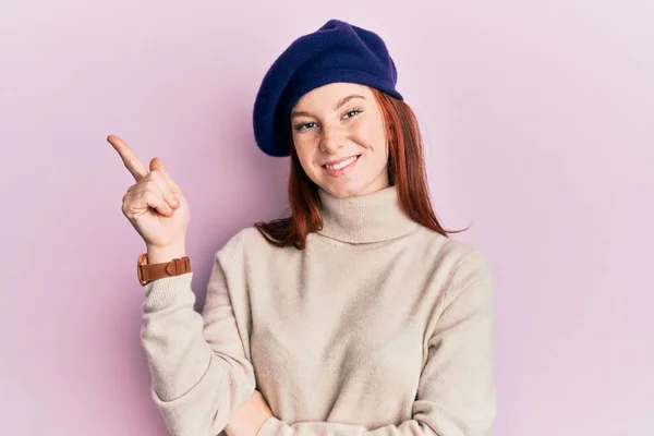 Menina Cabeça Vermelha Nova Vestindo Olhar Francês Com Boina Sorrindo — Fotografia de Stock