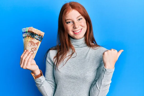 Kanadalı Dolarları Tutan Genç Kızıl Saçlı Kız Gururla Bağırıyor Zaferi — Stok fotoğraf