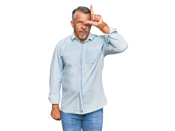 Hombre Pelo Gris Mediana Edad Vistiendo Ropa Casual Burlándose Gente —  Fotos de Stock