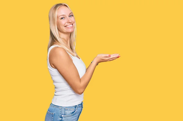 Young Blonde Girl Wearing Casual Style Sleeveless Shirt Pointing Aside — Stock Photo, Image