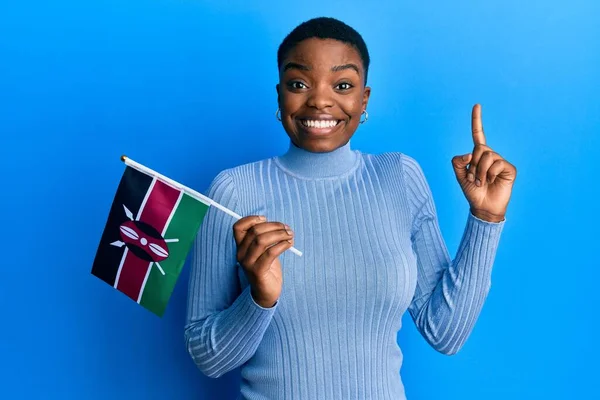 Ung Afrikansk Amerikansk Kvinna Håller Kenya Flagga Leende Med Idé — Stockfoto