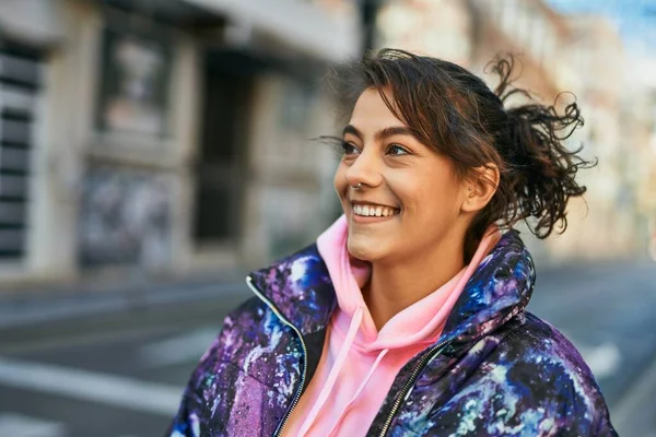 Mladý Hispánský Sportovní Žena Usměvavý Šťastný Stojící Městě — Stock fotografie
