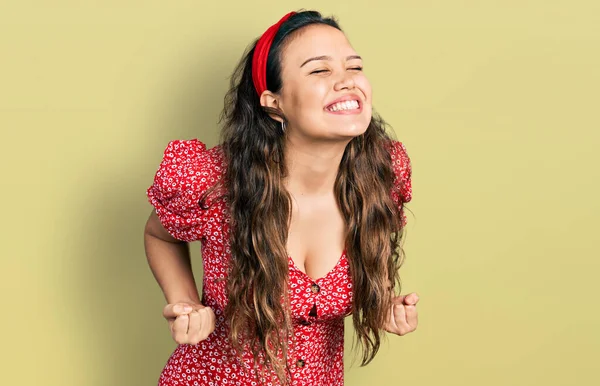 Νεαρό Ισπανόφωνο Κορίτσι Φορώντας Casual Ρούχα Πολύ Χαρούμενος Και Ενθουσιασμένος — Φωτογραφία Αρχείου