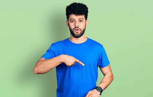 Jonge Arabische Man Met Baard Casual Blauw Shirt Haast Wijzend — Stockfoto