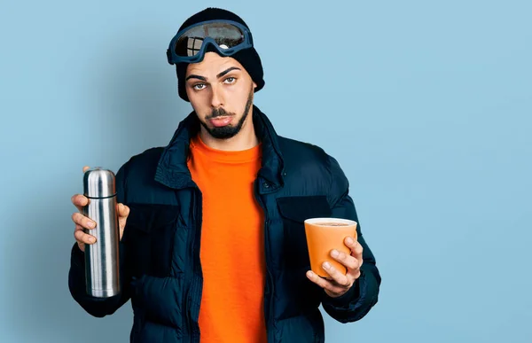 Jeune Homme Hispanique Barbu Portant Des Vêtements Neige Des Lunettes — Photo