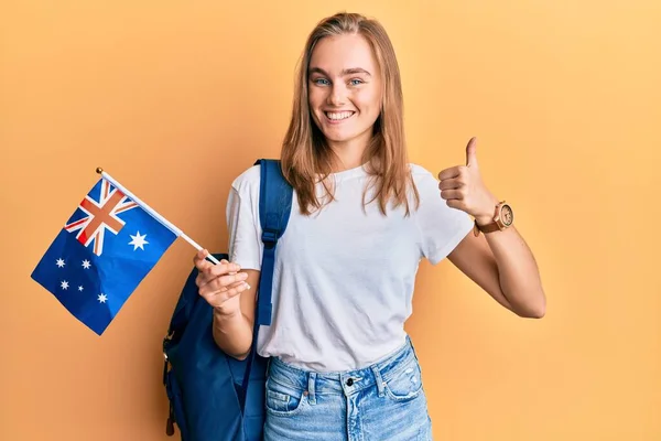 Hermosa Mujer Rubia Estudiante Intercambio Sosteniendo Bandera Australia Sonriendo Feliz —  Fotos de Stock
