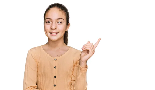 Schöne Brünette Kleine Mädchen Trägt Lässigen Pullover Mit Einem Großen — Stockfoto