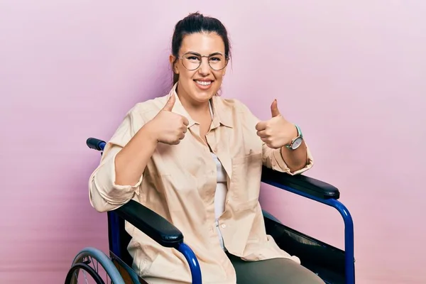 Junge Hispanische Frau Sitzt Auf Einem Erfolgsschild Rollstuhl Und Macht — Stockfoto