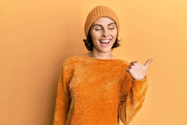 Junge Brünette Frau Mit Wollmütze Und Winterpullover Lächelt Mit Glücklichem — Stockfoto