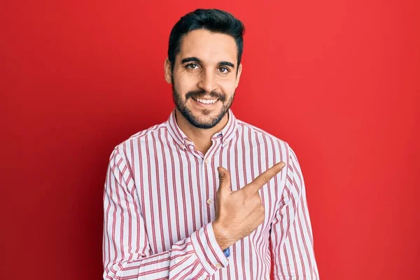 Giovane Uomo Ispanico Indossa Camicia Lavoro Sorridente Allegro Che Indica — Foto Stock