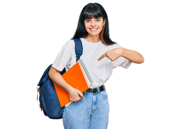 Молода Дівчина Студентському Рюкзаку Тримає Книгу Усміхненою Щасливою Вказуючи Рукою — стокове фото