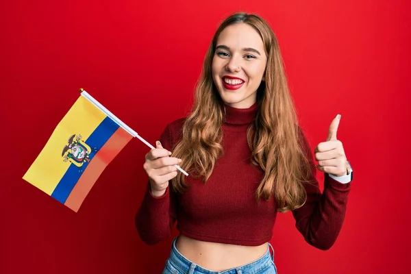 Νεαρή Ξανθιά Γυναίκα Κρατώντας Σημαία Εκουαδόρ Χαμογελά Χαρούμενος Και Θετικός — Φωτογραφία Αρχείου