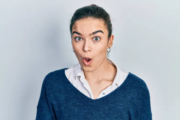 Jong Kaukasisch Meisje Dragen Casual Kleding Bang Geschokt Met Verrassing — Stockfoto