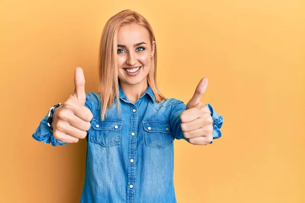 Schöne Kaukasische Frau Lässiger Jeansjacke Die Zustimmend Positive Gesten Mit — Stockfoto