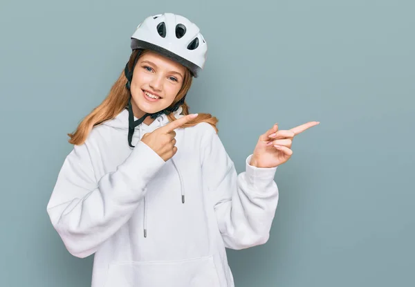Schöne Junge Kaukasische Mädchen Mit Fahrradhelm Lächelnd Und Blick Die — Stockfoto