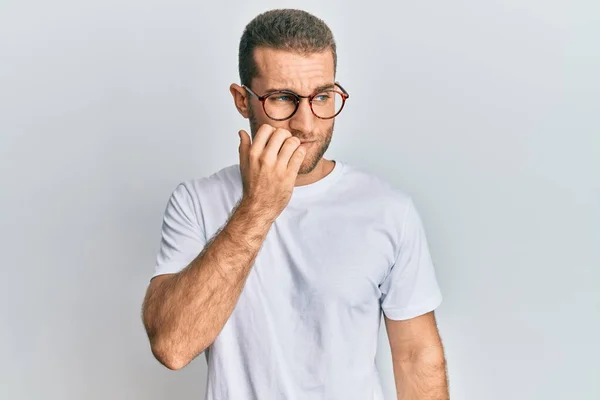 Jonge Blanke Man Draagt Casual Kleren Glazen Die Gestrest Nerveus — Stockfoto