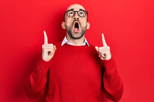 Giovane Uomo Calvo Indossa Vestiti Casual Occhiali Stupito Sorpreso Guardando — Foto Stock