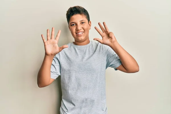 Підліток Іспаномовний Хлопчик Сірій Сорочці Показуючи Вказуючи Пальцями Номер Дев — стокове фото