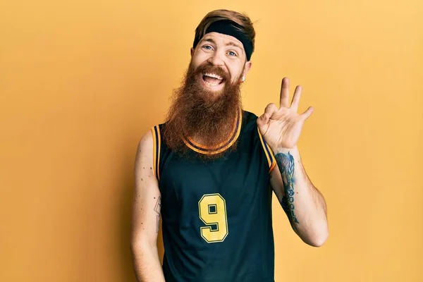 Der Rothaarige Mann Mit Langem Bart Basketballuniform Lächelt Positiv Und — Stockfoto