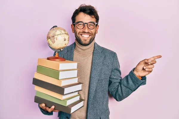 Bel Homme Avec Barbe Professeur Géographie Souriant Heureux Pointant Avec — Photo