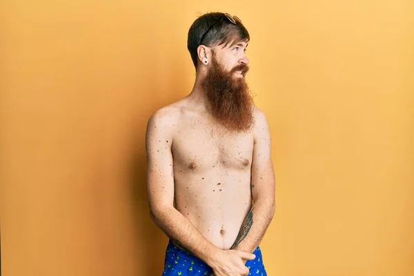 Redhead Man Long Beard Wearing Swimsuit Sunglasses Looking Away Side — Stock Photo, Image