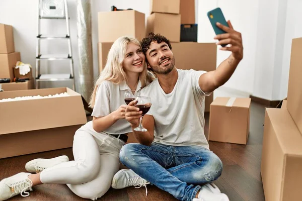 Young Beautiful Couple Toasting Red Wine Making Selfie New Home — Stock Photo, Image