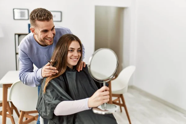 Jovem Cortando Cabelo Sua Namorada Casa — Fotografia de Stock