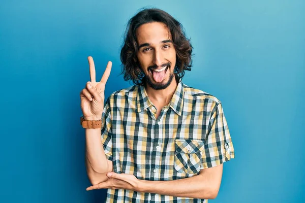 Jovem Hispânico Vestindo Roupas Casuais Sorrindo Com Rosto Feliz Piscando — Fotografia de Stock