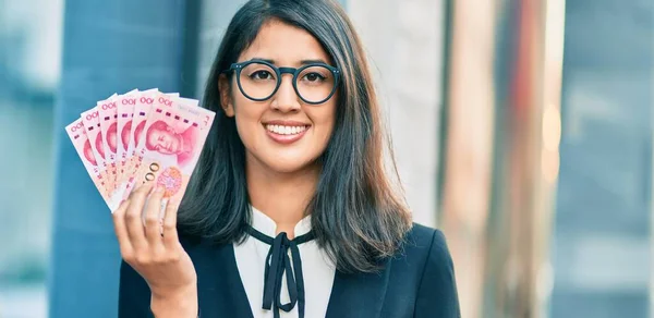 Jonge Spaanse Zakenvrouw Glimlachend Vrolijk Chinese Yuan Bankbiljetten Vasthoudend Stad — Stockfoto