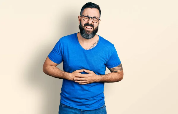 Hispánec Vousy Nosí Ležérní Tričko Brýle Rukou Břiše Protože Nevolnost — Stock fotografie