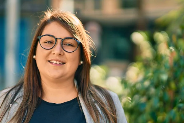 Junge Hispanische Size Geschäftsfrau Lächelt Glücklich Der Stadt — Stockfoto
