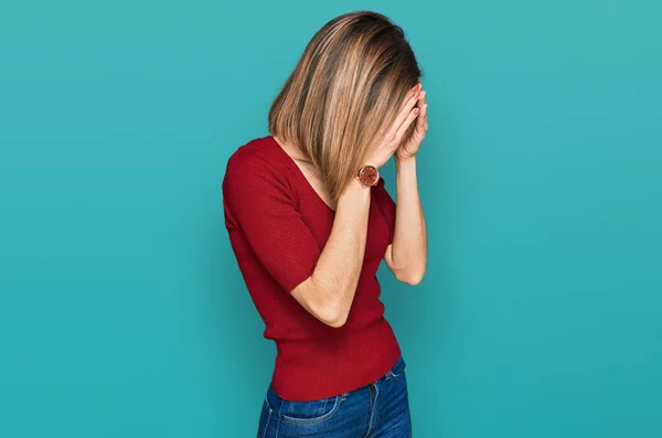 Giovane Ragazza Bionda Indossa Abiti Casual Con Espressione Triste Che — Foto Stock