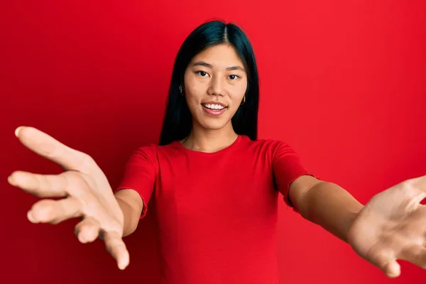 Joven Mujer China Vestida Con Ropa Casual Mirando Cámara Sonriendo — Foto de Stock