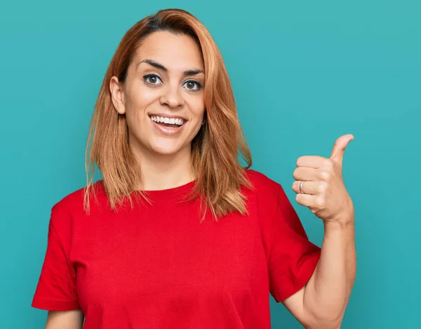 Spaanse Jonge Vrouw Dragen Casual Rood Shirt Glimlachen Met Gelukkig — Stockfoto